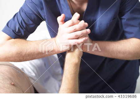 massage therapist makes a man a massage 43319686