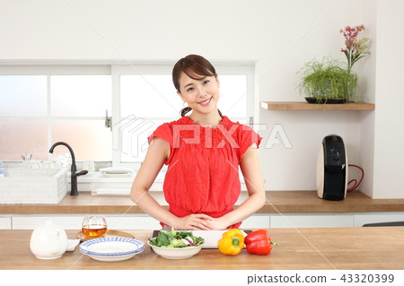 Salad cooking scene Salad cooking scene 43320399