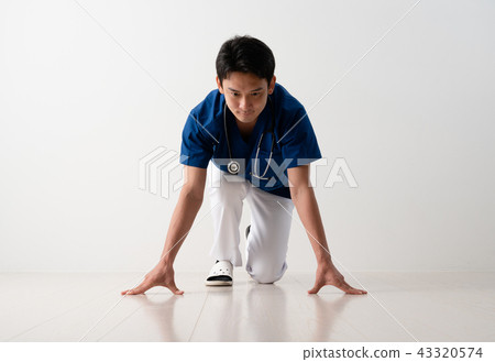 Paramedic, crouching start, preparation Paramedic, crouching start, preparation 43320574