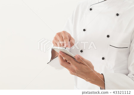 Cook watching smartphone Cook watching smartphone 43321112