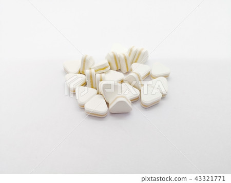 Many triangle white tablets of combined drugs. 43321771