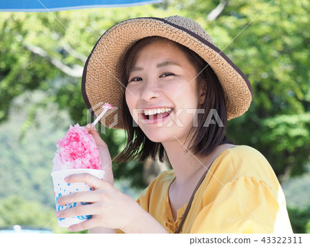 一個女人吃刨冰 一個女人吃刨冰 43322311