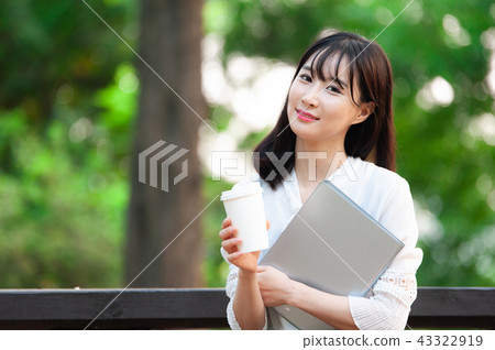 年輕的女人 年輕的女人 43322919