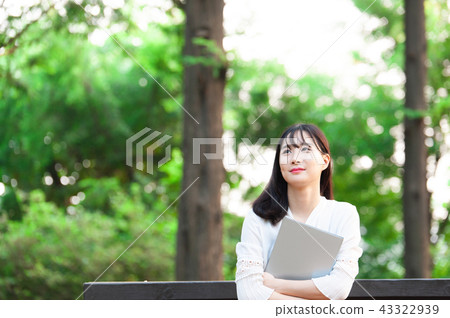 年輕的女人 年輕的女人 43322939