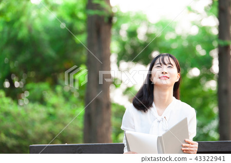 年輕的女人 年輕的女人 43322941