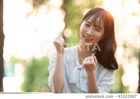 年輕的女人 43322987