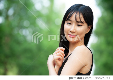 Young woman Young woman 43323945