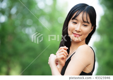 Young woman Young woman 43323946