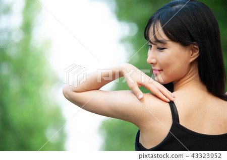 Young woman 43323952