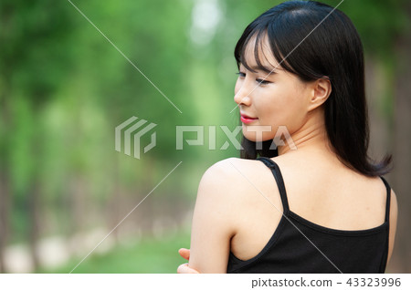 Young woman 43323996