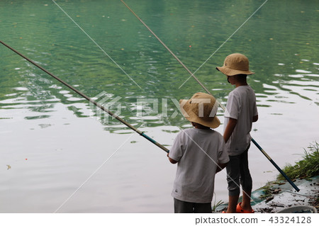 一個男孩釣魚 43324128