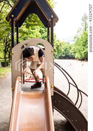 滑動幻燈片的托兒所孩子 43324707