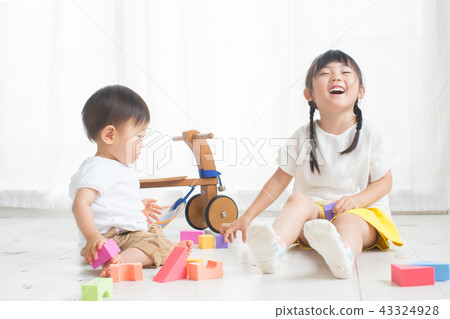 Siblings  43324928