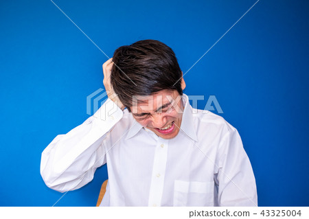 拿著頭的人 43325004