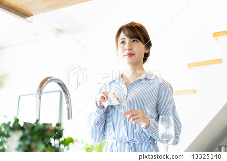 Kitchen housework woman 43325140