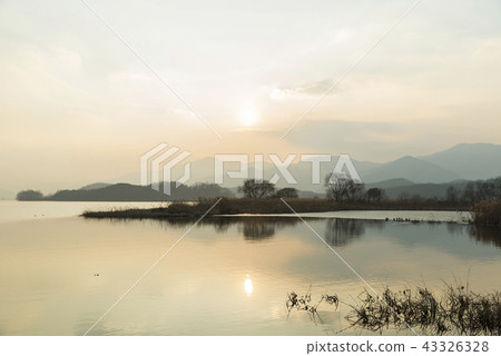 一個安靜的河邊 一個安靜的河邊 43326328