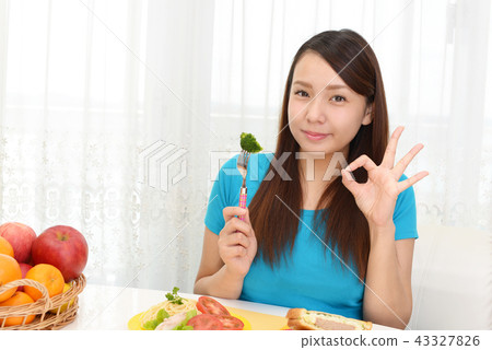 一個女人享受早餐 43327826