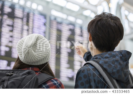 一對夫婦在機場確認航班信息 43333465