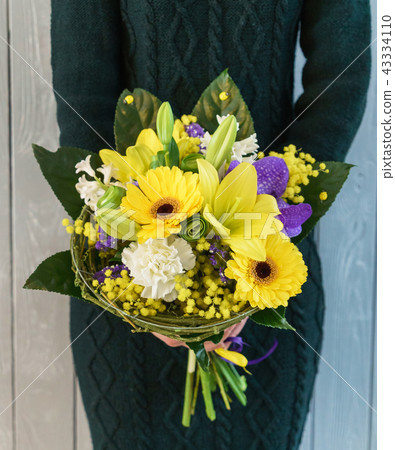 nice bouquet in the hands 43334110
