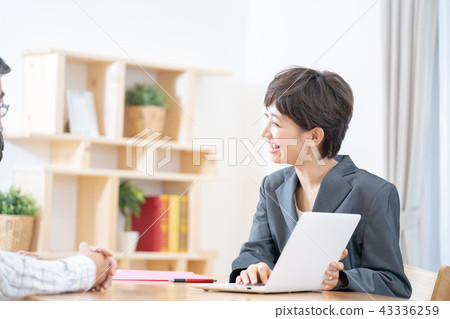 Female explanatory person insurance consultation counselor renovation consultation seniors home entry explanation 43336259