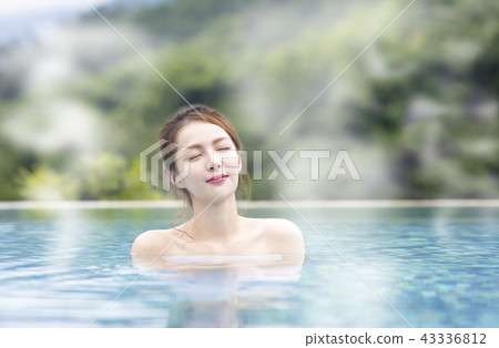 Young  woman relaxing in hot springs 43336812