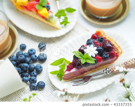 Pretty tart with blueberries 43337355