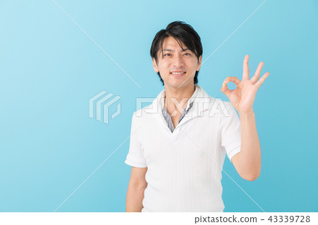 A smiling man 43339728