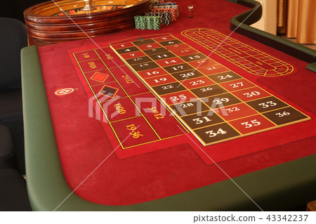 People play casino games croupier dealer focus People play casino games croupier dealer focus 43342237