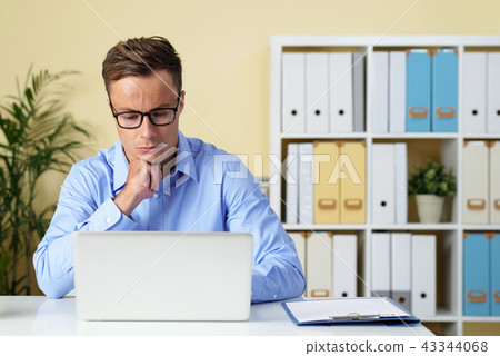 Entreprneur checking e-mails Entreprneur checking e-mails 43344068