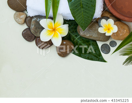 Spa background with green leaves, white flowers 43345225