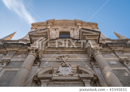 Facade of an old historical building in Dubrovnik 43345631