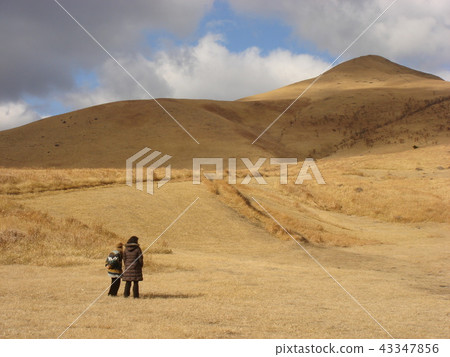 阿蘇山和母親和女兒在冬天,左下方 阿蘇山和母親和女兒在冬天,左下方 43347856