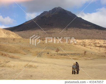 阿蘇山和母親和女兒在冬天,右下方 阿蘇山和母親和女兒在冬天,右下方 43347857