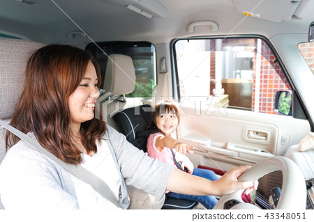 Children who drive with their mother 43348051