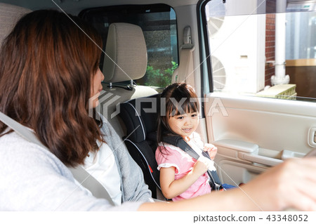 和母親一起開車的孩子 43348052