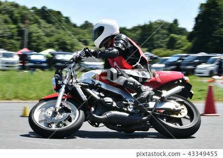 Two-wheel gymkhana 43349455