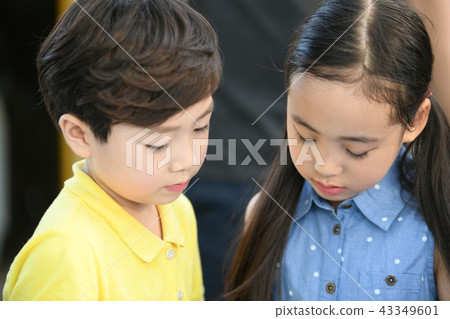 孩子往下看 孩子往下看 43349601