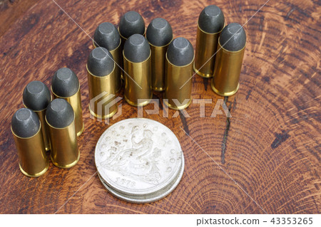 Revolver cartridges and Silver Dollar Wild West 43353265