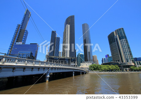 Queen Bridge over the Yarra River Queen Bridge over the Yarra River 43353399