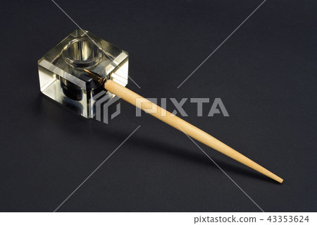 Old fountain pen and inkwell on a black background Old fountain pen and inkwell on a black background 43353624
