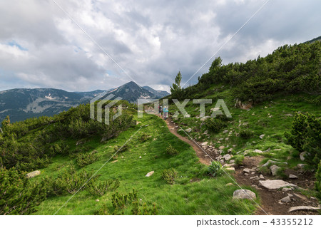 Tourists are walking with equipment in mountain. 43355212