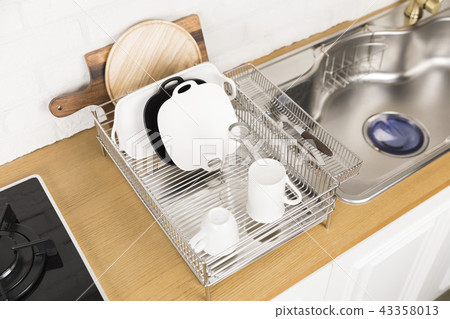 有各種各樣的廚房工具，廚房車床和植物背景的廚房。幹盤和碗形。 43358013