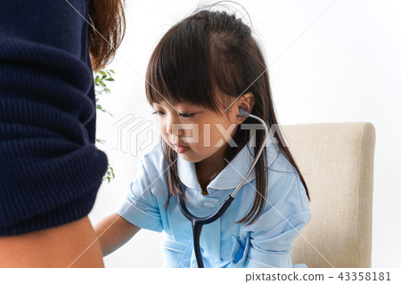 Child playing a doctor 43358181