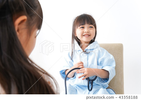 Child playing a doctor 43358188