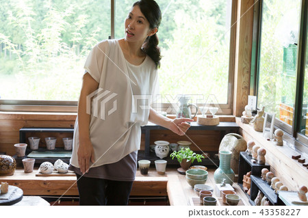 Female potter 43358227