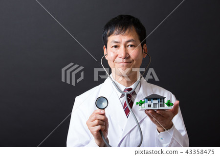 中間男性在白大衣 43358475