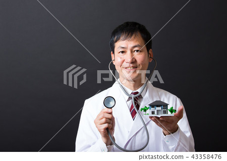 中間男性在白大衣 中間男性在白大衣 43358476