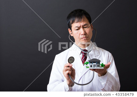 中間男性在白大衣 中間男性在白大衣 43358479
