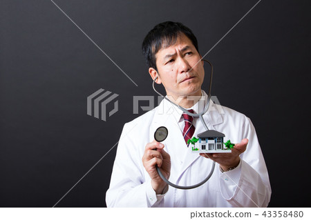 中間男性在白大衣 中間男性在白大衣 43358480