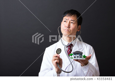 中間男性在白大衣 43358481